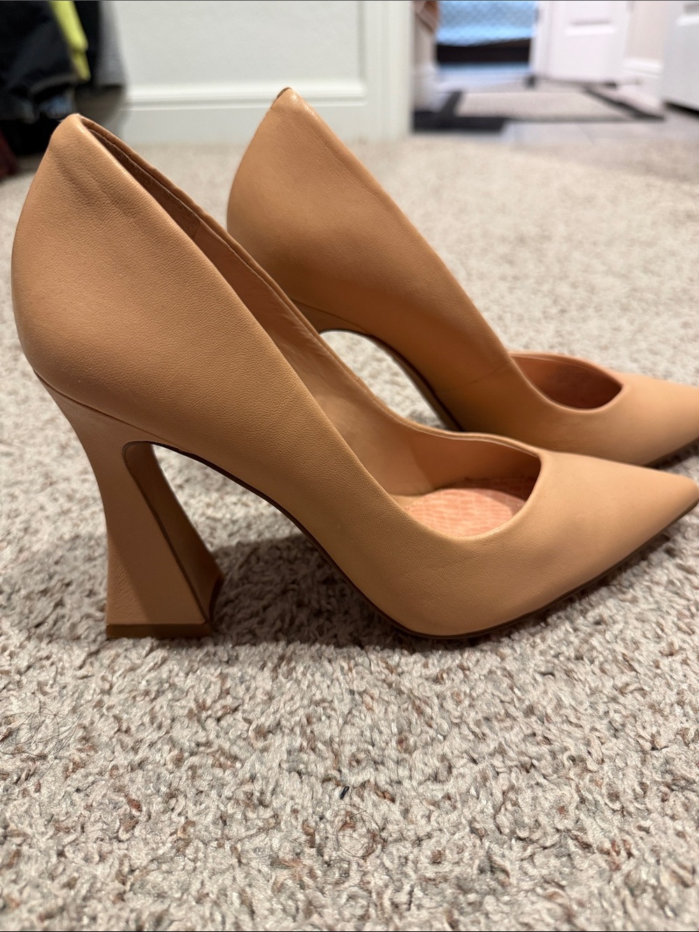 Vince Camuto Pointed Toe Sculpted Block Heel Pumps in Tan Size 7
